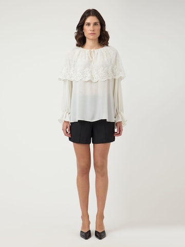 Top di YAS in beige