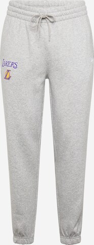 NEW ERA Дънки Tapered Leg Панталон 'NBA ESSENTLS LOSLAK' в сиво: отпред