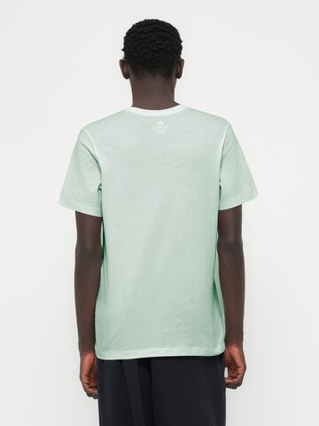 Nike Sportswear Regular Fit T-Shirt 'CLUB' in Grün