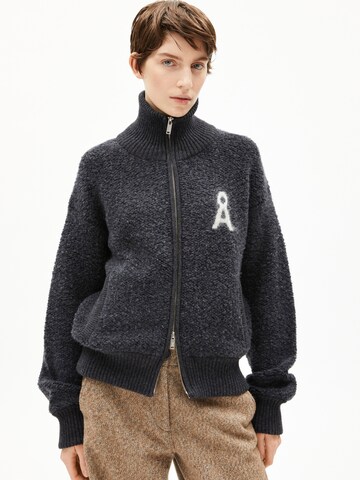 ARMEDANGELS Gebreid vest 'ICONIC Å GWENAA' in Zwart: voorkant