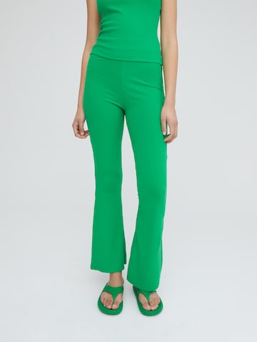 EDITED Rozkloszowany krój Spodnie 'Benni' w kolorze zielony: przód