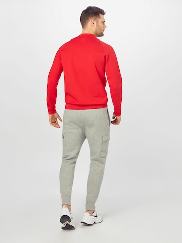Effilé Pantalon cargo 'Club' Nike Sportswear en gris