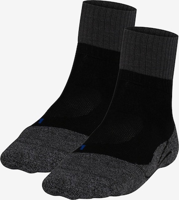 Chaussettes de sport FALKE en gris : devant