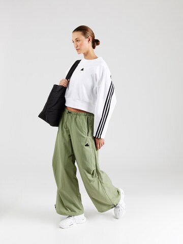 ADIDAS SPORTSWEAR - Pierna ancha Pantalón deportivo 'City Escape' en verde