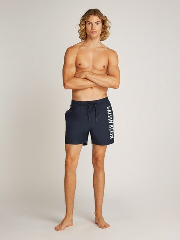 Calvin Klein Swimwear Plavecké šortky – modrá