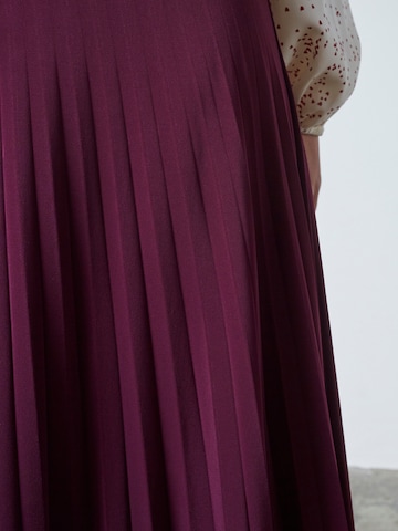 SISTERS POINT Skirt in Red