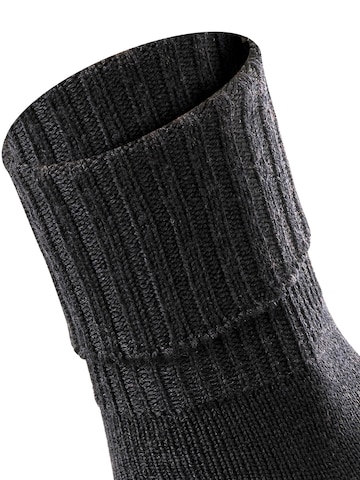 FALKE Socken 'Striggings Rib'‌‌ in Schwarz
