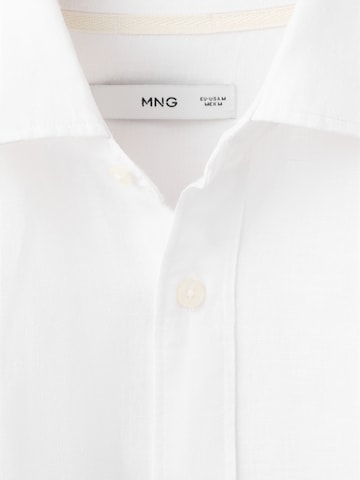 Coupe regular Chemise 'AVISPAF' MANGO MAN en blanc