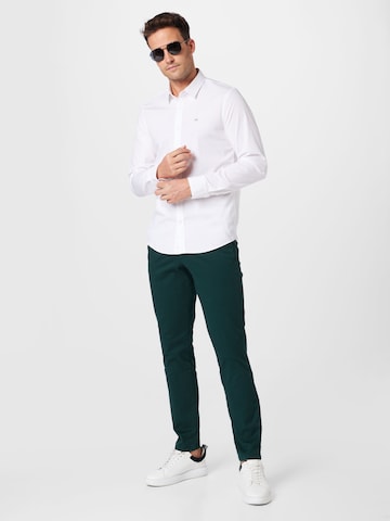 Calvin Klein - Ajuste estrecho Camisa en blanco