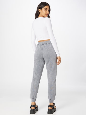 Nasty Gal - Tapered Calças em cinzento