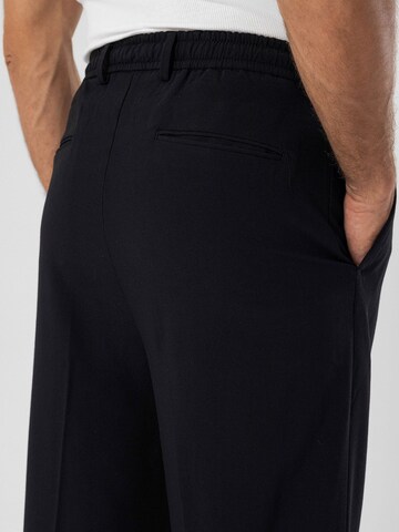 Antioch Loose fit Trousers with creases in Black