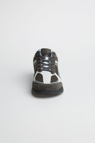CAMP DAVID Sneakers in Brown
