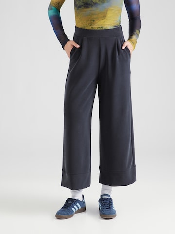 Rich & Royal Wide leg Pleat-front trousers in Black: front