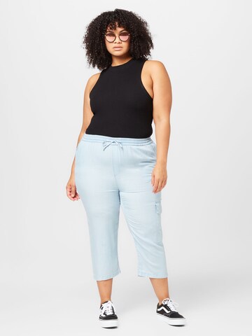 Coupe slim Pantalon cargo 'BEA' ONLY Carmakoma en bleu