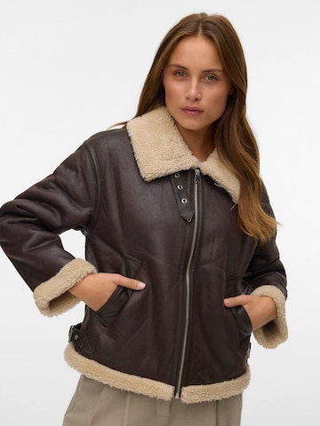 VERO MODA Φθινοπωρινό και ανοιξιάτικο μπουφάν 'VMVIRGINIA' σε καφέ: μπροστά