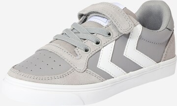 Sneaker 'Slimmer Stadil' di Hummel in grigio: frontale