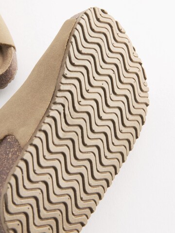 Calzatura aperta di Next in beige