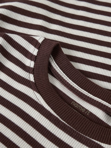 NAME IT - Camiseta en marrón