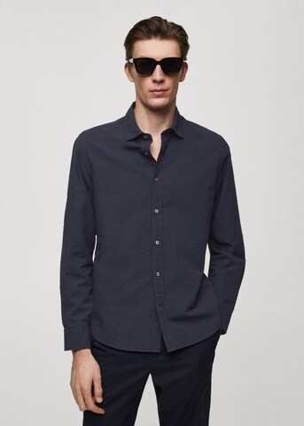 Coupe regular Chemise 'SOLLER' MANGO MAN en bleu : devant