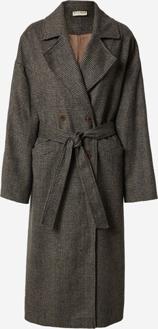 A LOT LESS Between-seasons coat 'Cassandra' in Brown: front