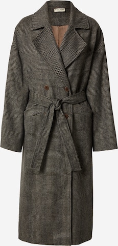 A LOT LESS Ανοιξιάτικο και φθινοπωρινό παλτό 'Cassandra' σε καφέ: μπροστά