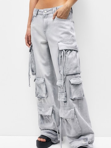 Pull&Bear Wide leg Cargo jeans in Grey: front