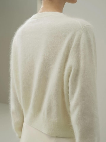 Lilysilk - Cárdigan 'Ultraweicher Cardigan aus gebürstetem Kaschmir' en blanco