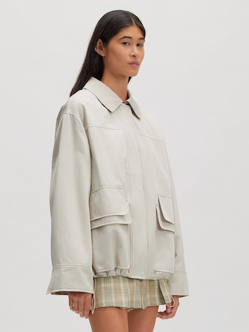 Giacca di mezza stagione 'Joana' di EDITED in beige: frontale