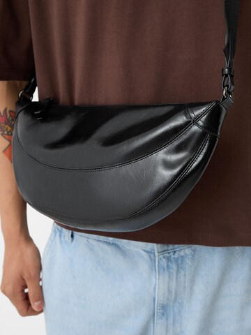 Borsa a tracolla di Bershka in nero