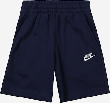 Regular Pantalon 'CLUB' Nike Sportswear en bleu : devant