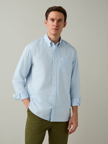Coupe regular Chemise Next en bleu : devant