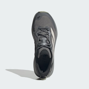 Chaussure basse 'Tracefinder Plus' ADIDAS TERREX en gris
