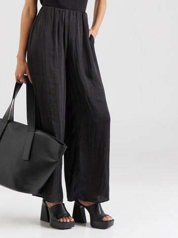 Wide leg Pantaloni de la Gina Tricot pe negru: față