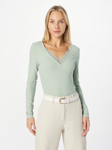 ABOUT YOU Shirt 'Christina' in Groen: voorkant