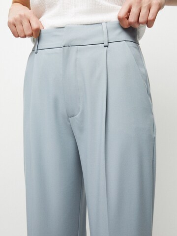 Pull&Bear Loose fit Pleat-Front Pants in Blue