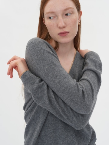 GOBI Cashmere Tröja 'Women's Essential Cashmere V-Neck Sweater' i grå