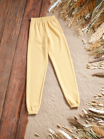 Kendall for ABOUT YOU Loose fit Pants 'Dillen' in Yellow