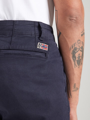 Slimfit Pantaloni eleganți 'MOS' de la NAPAPIJRI pe albastru