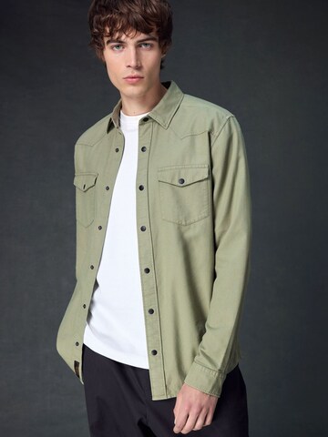 Next - Ajuste regular Camisa en verde