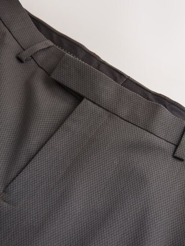 Coupe slim Pantalon à plis Next en gris