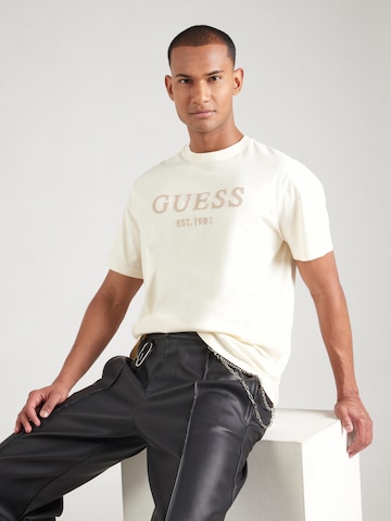 GUESS Μπλουζάκι σε μπεζ: μπροστά