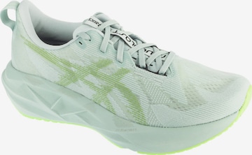 Chaussure de course 'ASICS Novablast 5' ASICS en vert : devant