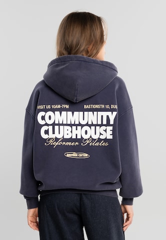 Another Cotton Lab - Sudadera con cremallera 'Community Clubhouse' en azul