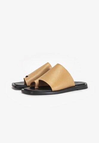 INUOVO T-bar sandals in Beige