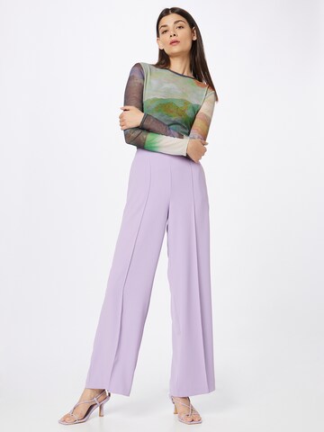 Wide leg Pantaloni cu dungă de la Warehouse pe mov