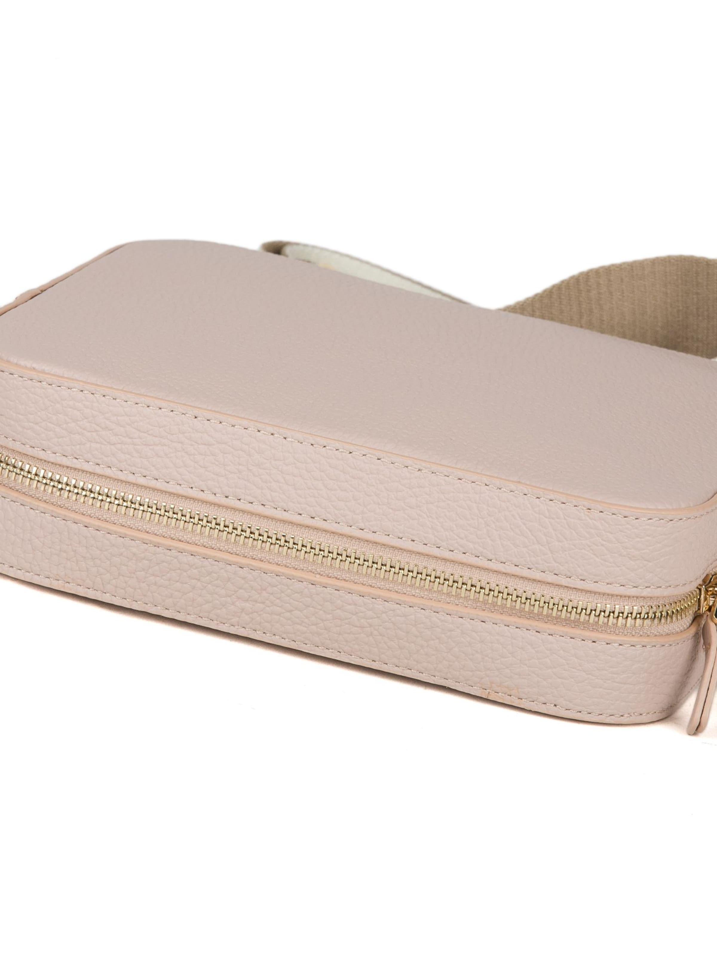 Coccinelle Umhängetasche 'Tebe Mini Bag Grained Leather'‌‌‌‌ in Beige