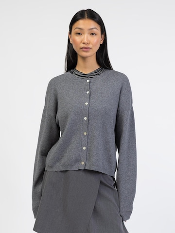 BROKE + SCHÖN Knit Cardigan in Grey: front