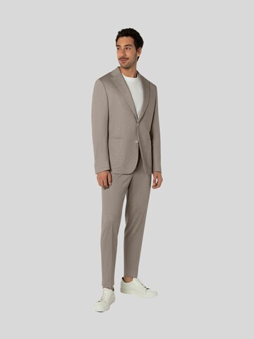 BENVENUTO Slimfit Anzug 'TORINO J' 4422, Model ist 185cm groß und trägt Größe 50 in Beige