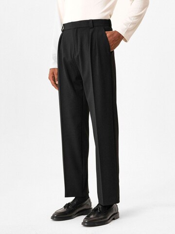 Antioch Regular Pleat-front trousers in Black