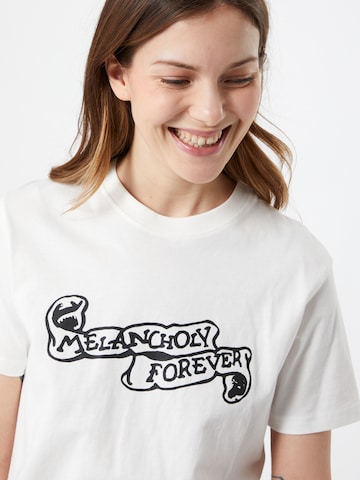 IN PRIVATE Studio Тениска 'MELANCHOLY FOREVER' в бяло